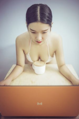 女大学生的沙龙室免费