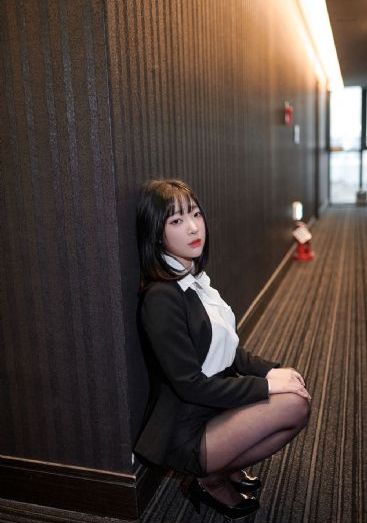 蒙上眼睛的女大学生